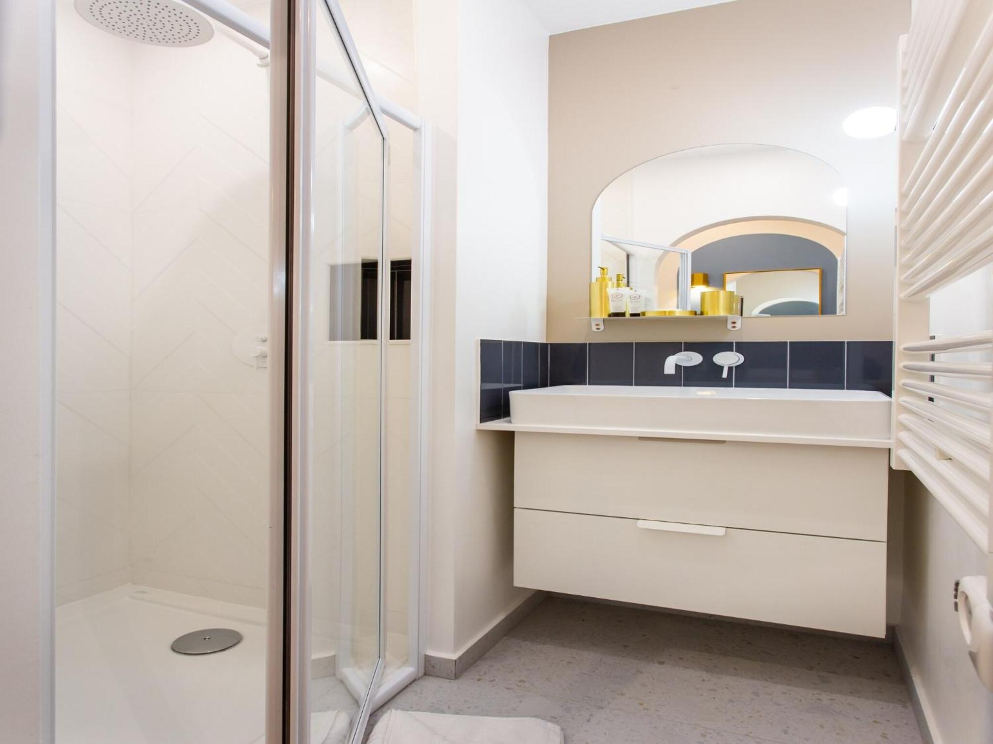 Beautiful - 4br 10p - Rue Des Martyrs * Parigi